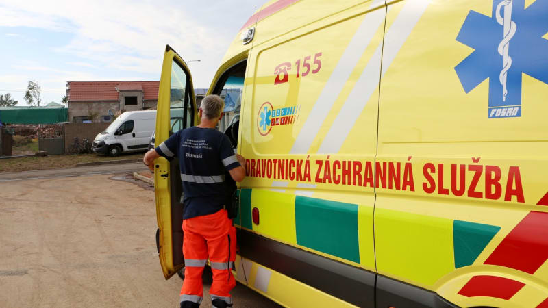 Tragédie na Karlovarsku: Mladého dělníka zavalil nakládací stroj, nepomohla ani resuscitace