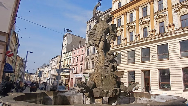 Cennou barokní kašnu čeká v Olomouci obnova za tři miliony, prosakuje z ní voda