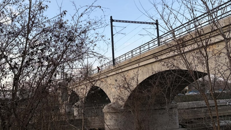 Žena v Praze hrozila sebevraždou skokem z mostu. Policejní akce trvala téměř devět hodin