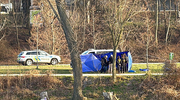 U Štvanické lávky v Praze našli mrtvého muže, nedaleko chtěla žena skočit z mostu