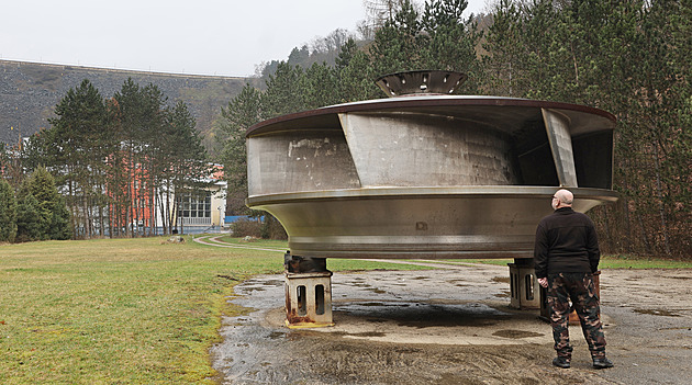 OBRAZEM: Mohutnými přívody vody pro turbíny elektrárny by projelo i metro
