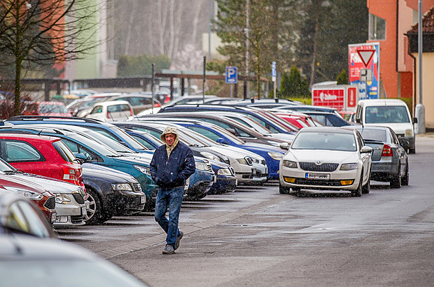 Na sídlišti Máj chybí tisíc míst pro auta, parkovací dům ale část obyvatel straší