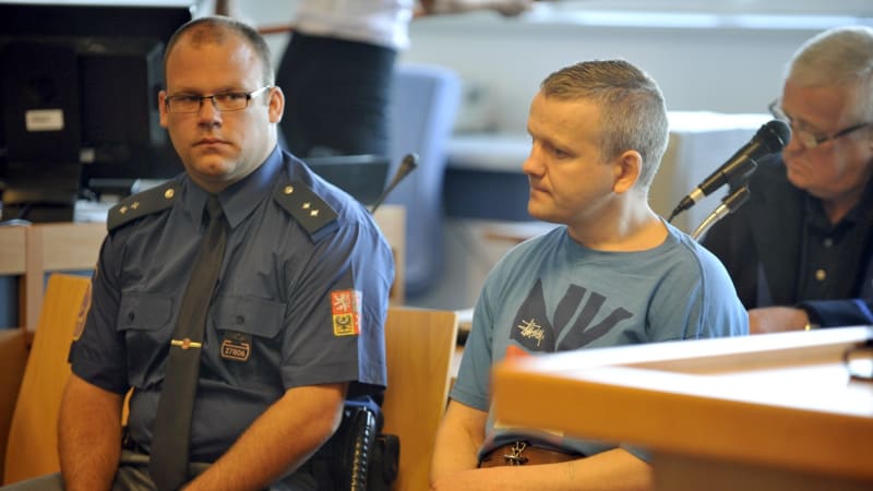 Bratrovrah z Bystřice se sekerou: Tři týdny spal vedle mrtvého. A pak už bylo cítit, že je zle