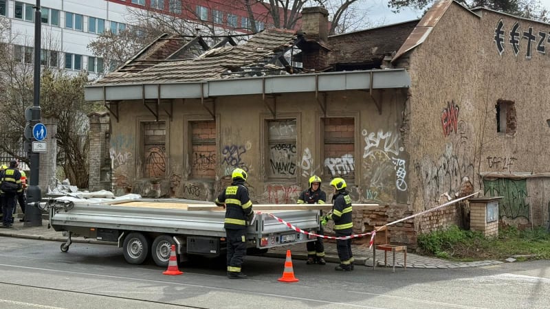 Požár squatu v pražské Michli: Policisté hledají podezřelého, případ převzala mordparta