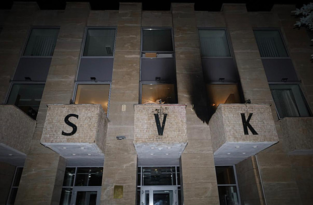 Útok zápalnými lahvemi na ruské středisko v Praze. Pachatele hledá policie