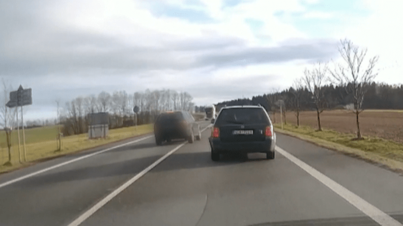 Počet nehod kvůli agresivitě stoupá. Expert radí, jak se správně chovat při setkání s „pirátem“