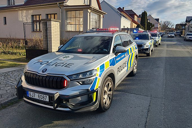 Manévry u školy v Humpolci. Otec žačky si prohlížel zbraň v autě, vyšlo najevo
