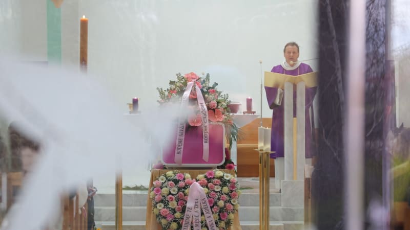 Hladila jsem ji po vláskách, byla krásná. Maminka Míny popsala dojemné loučení s dcerou