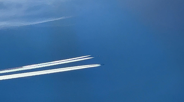 Co to krouží nad Trutnovem? divili se lidé. Piloti zřejmě nacvičovali tankování