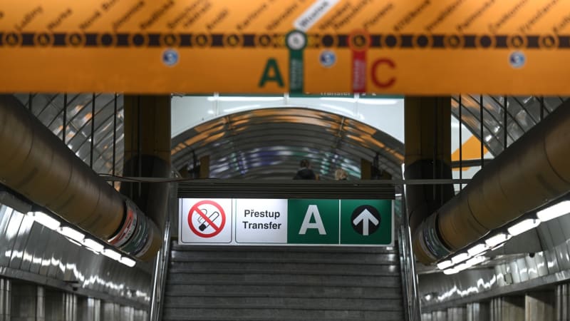 Škoda rány, která padne vedle? Čech se postavil hajlujícímu v metru, video zaplavilo sítě