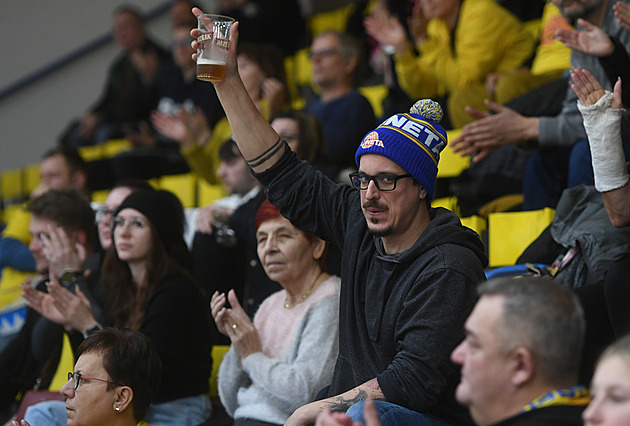 Dehonestuje basketbal, tvrdí federace o Hrubém. Je to osobní, brání se šéf Ústí