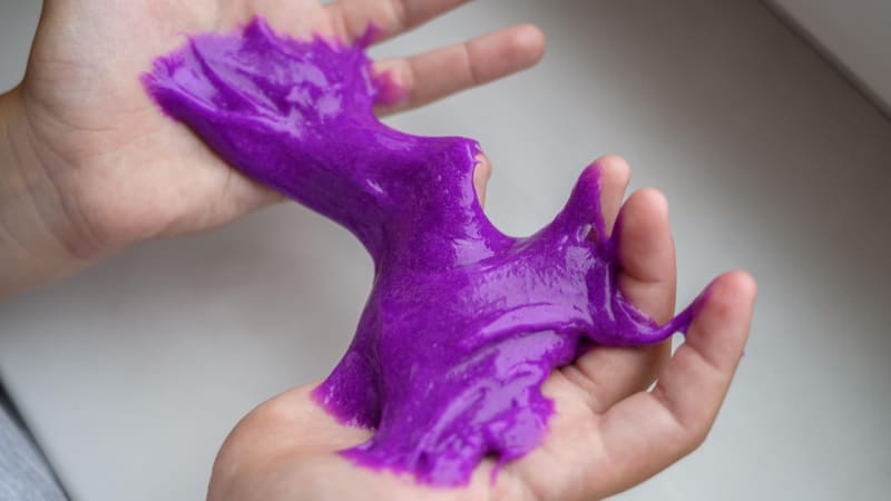 Nebezpečný sliz? Oblíbená dětská hračka obsahuje rizikovou látku, varuje ČOI