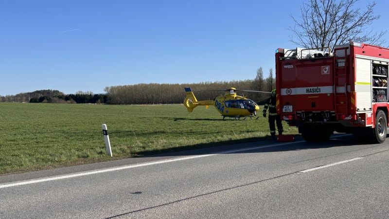 Čelní srážka auta s dodávkou u Vodňan: Muž utrpěl devastující zranění, zasahoval vrtulník