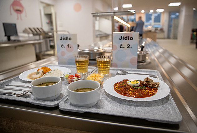 Bez oběda se děti hůř učí i začleňují. Výzkum ukázal dopady na tisíce z nich