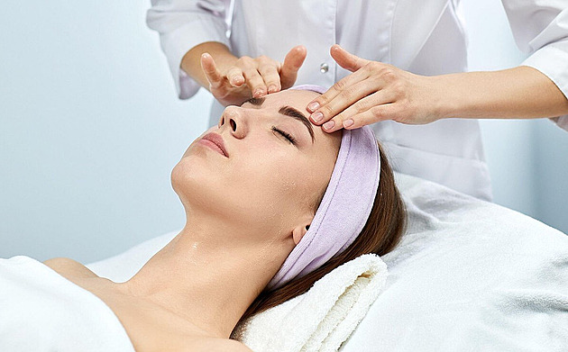 Masáže proti vráskám jsou super. Výsledkem budou i pevné vlasy