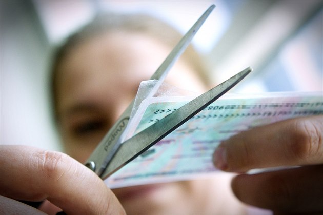 Devadesátiletí a starší si letos musí povinně vyměnit doklady. Kdo nemusí na úřad?