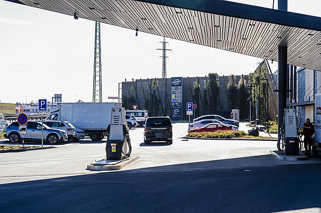 Nejvyšší ceny paliv o víkendu opět mírně klesnou, nafta zlevní na 43 korun