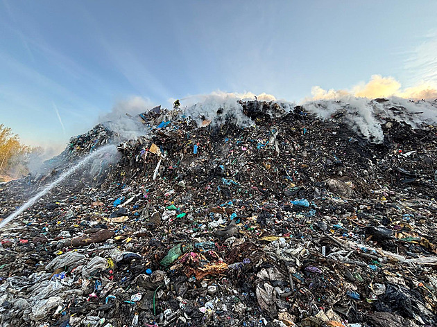 Hasiči likvidovali požár skládky v Bohumíně. Bojovali s ním celý den, nasadili i pásové rypadlo