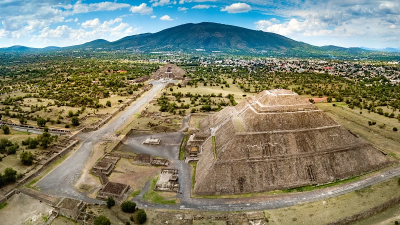 Smrtící střelba v Mexiku: Na místě jsou mrtví, turisté padali z pyramidy