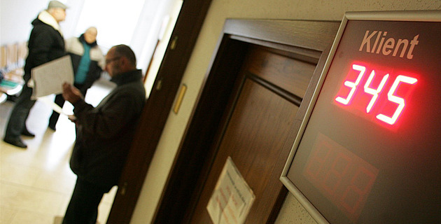 Z muže na úřadě kvůli nevyplacené dávce sršely hrozby a urážky, strážníka napadl