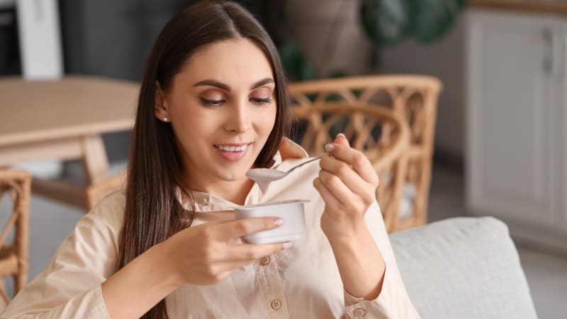 Běžná látka přidávaná do jogurtu může škodit zdraví, zjistili vědci. Působí hlavně na střeva