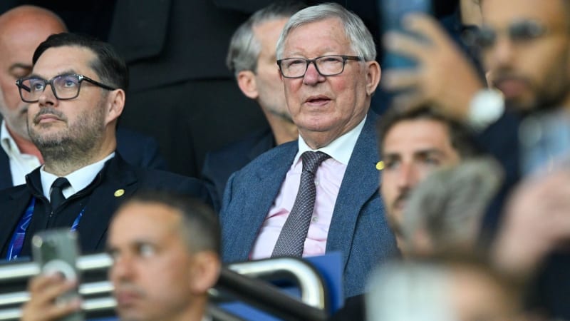 Strach o slavného trenéra: Fergusona odvezla sanitka před šlágrem kola přímo ze stadionu