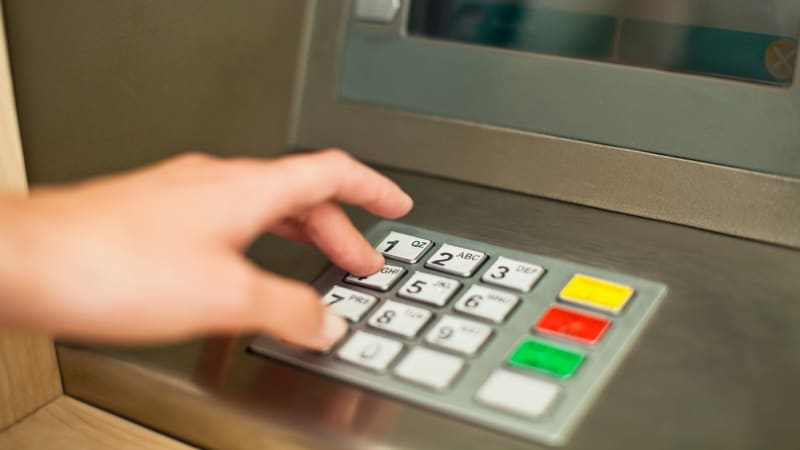 V pražském obchoďáku někdo odpálil bankomat. Pachatel unikl před vrtulníkem i psovodem