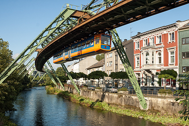 Unikátní vlak à la Verne. Wuppertalský monorail je divem hromadné dopravy