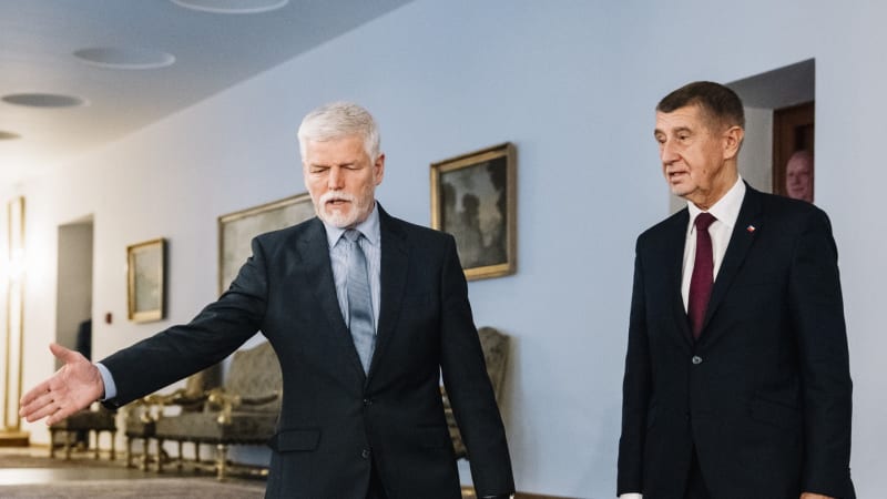 Babiš chtěl schůzku posunout, kvůli svátku ale nebyl čas, uvedl Hrad. Boj o summit pokračuje
