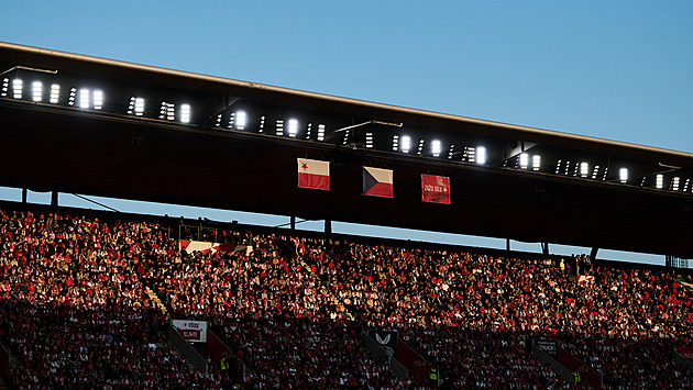 Slavia se omlouvá fanouškům: Věřili jsme v příčetnost a svět fotbalu bez plotů