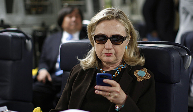 Komu píše? Snímek Clintonové ovládl internet, předznamenal však její pád