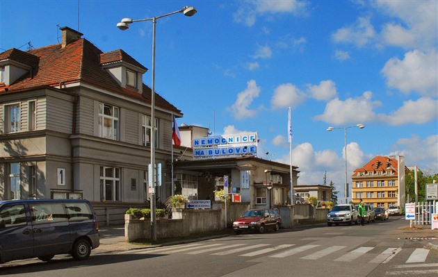 Lékaře s podezřením na ebolu vezou ve speciálním boxu, Bulovka ho přijme večer