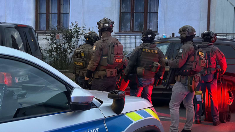 Policejní manévry v Praze: Zabarikádovaný muž hrozil zbraní. Vzdal se zásahové jednotce
