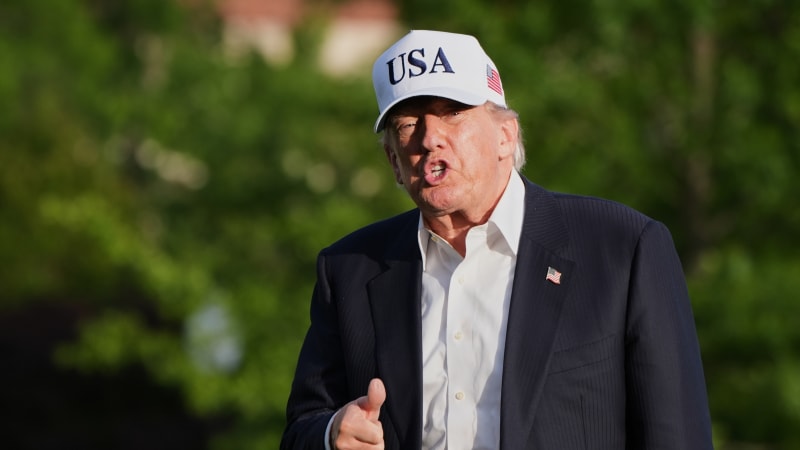 Trump zveřejnil bizarní AI video: Slavného moderátora háže do popelnice, pak rozverně tančí