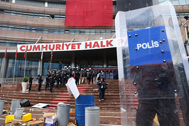 Turecká policie vtrhla do ústředí hlavní opoziční strany. Zavřel se v něm její šéf