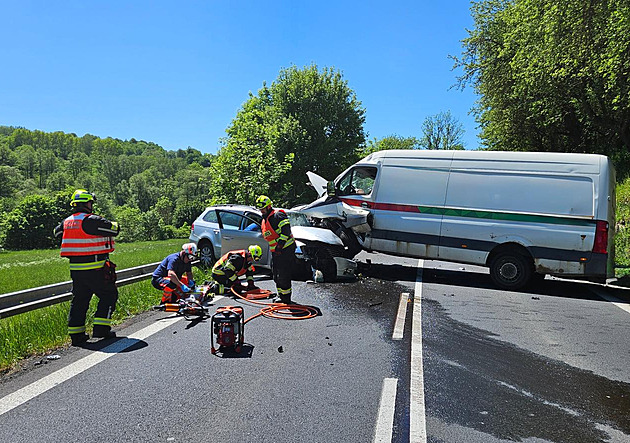 Střet tří vozů komplikuje dopravu na tahu z Karlovarska do Ústeckého kraje