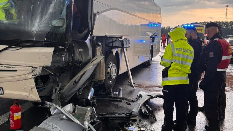 Srážka autobusu s osobním autem u Českých Budějovic: Přes deset zraněných