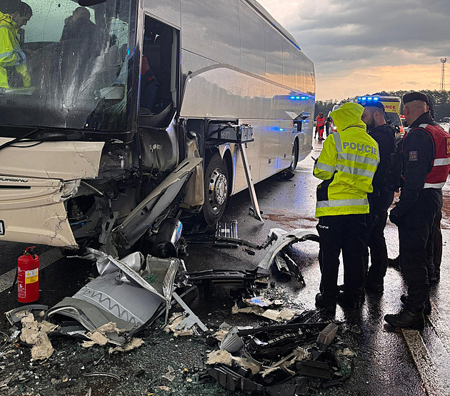 U Boršova nad Vltavou se srazil autobus cizinců s autem, nejméně 10 lidí se zranilo