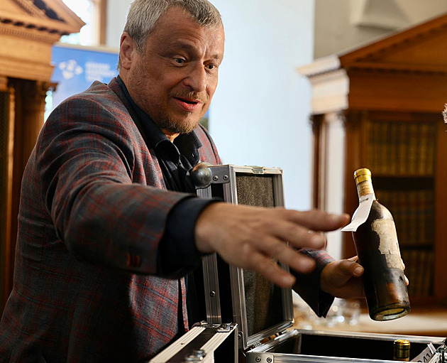 Tekutý poklad z Bečova je kompletní. Osm lahví se vrátilo z francouzského vinařství