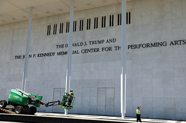 Kennedyho centrum nařídilo odstranit ze svého názvu jméno Donalda Trumpa