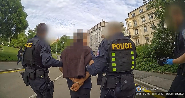 Neprovokuj, neřvi na mě. Bezdomovec nadával strážníkům, zmlknul až v poutech