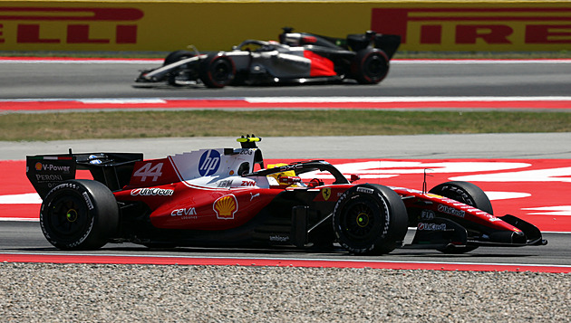 F1 ONLINE: V Barceloně vede Hamilton a vzdaluje se všem, mercedesy mu nestačí