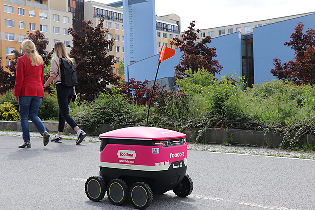 Na přechodech sice váhají, ale osvědčili se. Růžoví roboti rozvezou jídlo na Butovicích