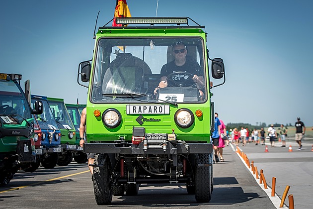 Slavní soumaři mají sraz na polygonu policie. Multikáry nemusí být jen zelené