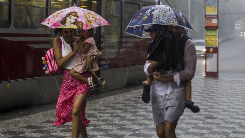 Silné bouřky naruší extrémní vedra: Meteorologové varují před přívalovými dešti a kroupami