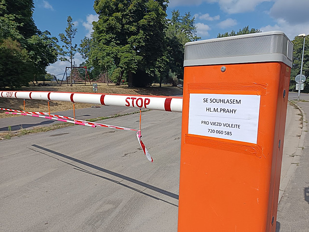 Taxíky u památníku ignorovaly zákaz, pokuty nepomohly. Zasáhla radnice