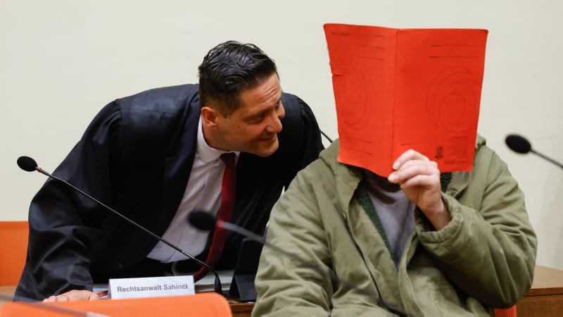 Vjel do davu v Německu, dva demonstranty zabil. Afghánec dožije za mřížemi, rozhodl soud
