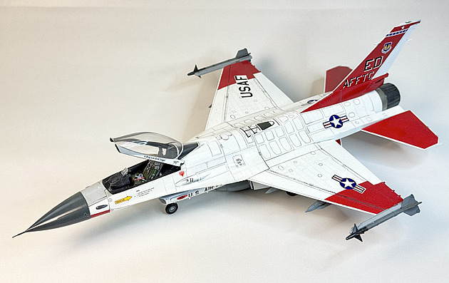 Tato F-16A podává svědectví o spolupráci dvou generací modelářů