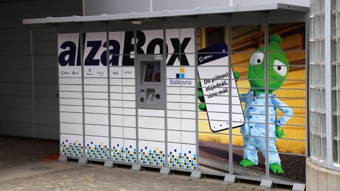 Alza rozdávala obří slevy, pak zákazníkům zrušila objednávky. Některé zásilky zamkla v AlzaBoxech
