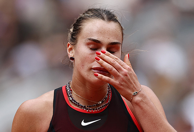 Sluší ti to, ale už se soustřeď na tenis. Trápící se Sabalenkovou burcují fanoušci